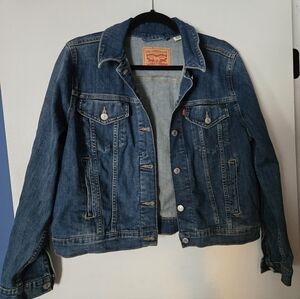 Levi’s trucker jean jacket medium/dark wash. Women’s size XL